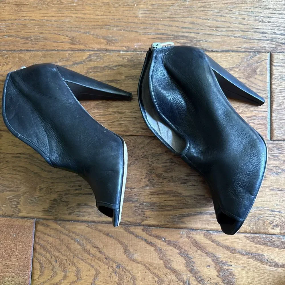 Vince Camuto Peep Toe Leather Shooties VC AMBER Booties Size 7.5 B Black Silver